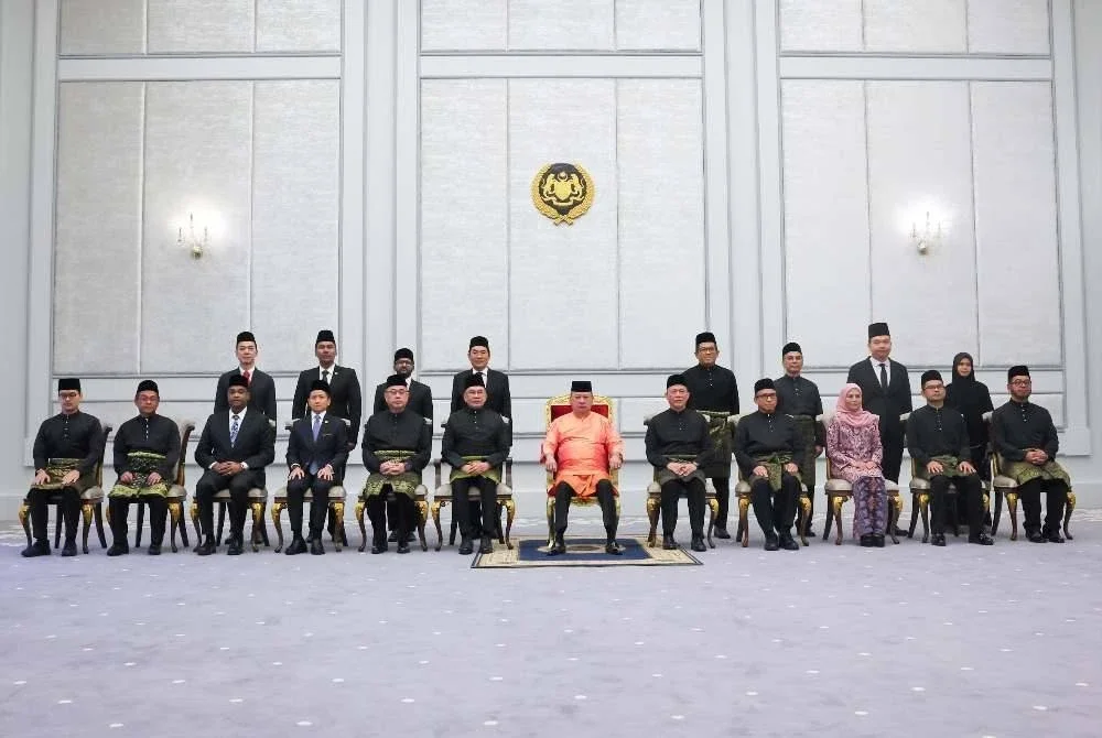 Yang di-Pertuan Agong, Sultan Ibrahim berkenan bergambar kenangan pada Istiadat Pengurniaan Surat Cara Pelantikan dan Istiadat Mengangkat Sumpah Jawatan dan Setia serta Sumpah Simpan Rahsia Menteri dan Timbalan Menteri Persekutuan di Istana Negara hari ini. Foto Bernama.