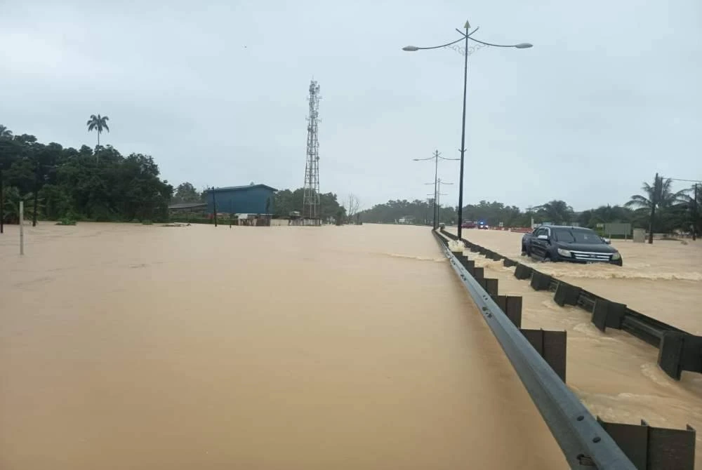 Antara laluan terjejas banjir di Kuantan. Foto: APM Pahang 