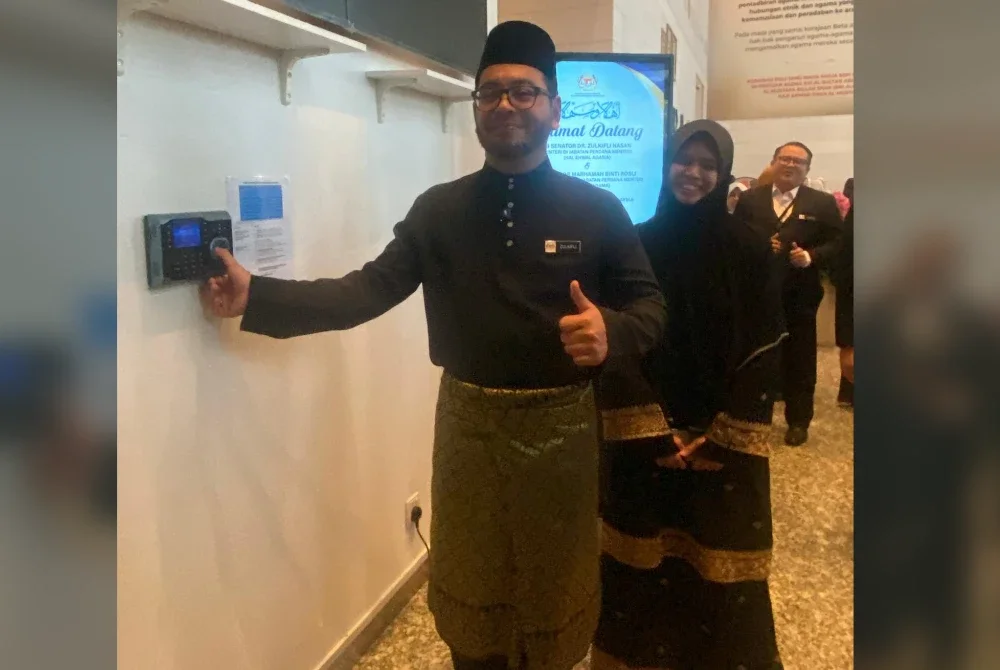 Zulkifli memulakan tugasnya sebagai Menteri di Jabatan Perdana Menteri (Hal Ehwal Agama) yang baharu dengan diiringi Marhamah pada Rabu.