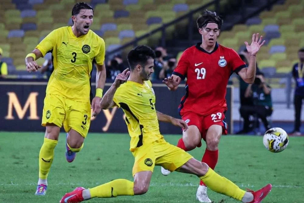 Jon Irazabal (tengah) dan Facundo Garces antara pemain yang beraksi ketika menentang Singapura dalam aksi persahabatan antarabangsa Tier 1 di Bukit Jalil pada September lalu. Foto Bernama