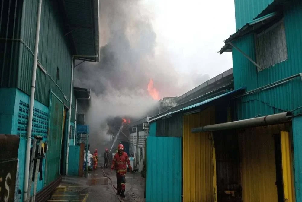 Kilang IKS setinggi satu setengah tingkat jenis kekal yang terbakar. 