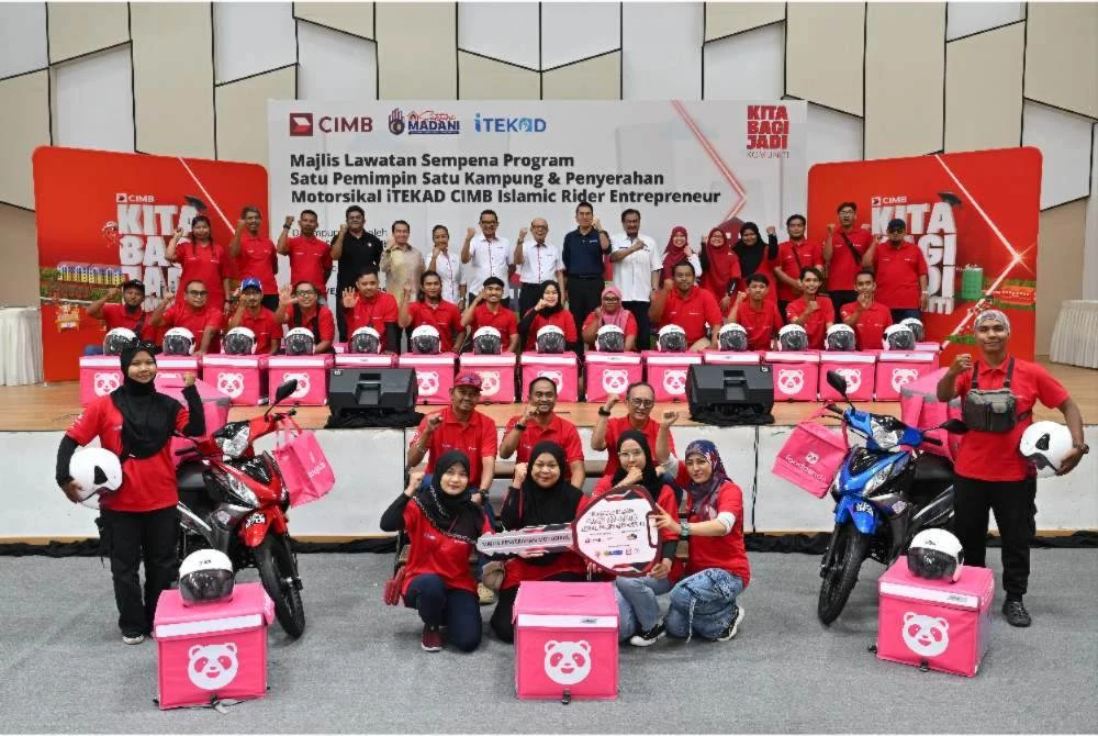 Seramai 60 pekerja gig menerima motosikal menerusi Program iTEKAD CIMB Islamic Rider Entrepreneurship.