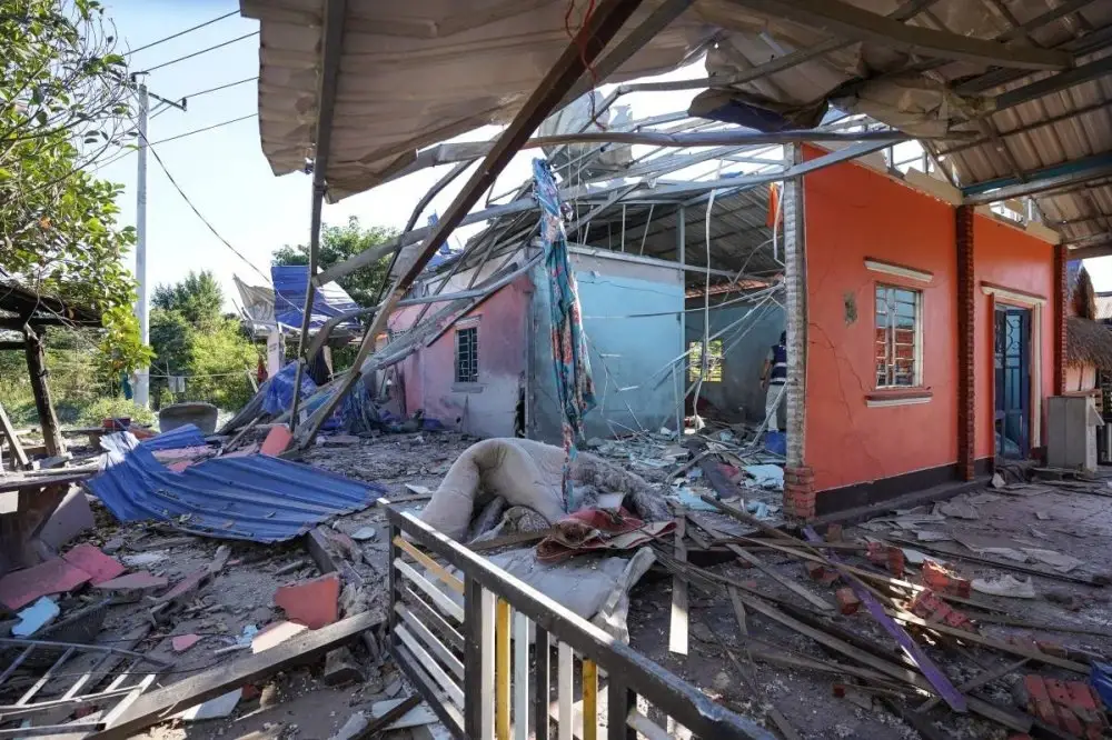 Sebuah rumah yang musnah di wilayah Banteay Meanchey, Kemboja akibat bedilan tentera Thailand.