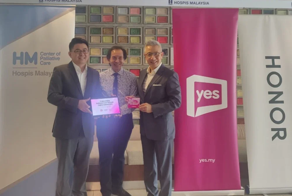 Justin (kiri) menyerahkan tablet HONOR Pad 10 5G, manakala K Lee (kanan) menyampaikan kad peranti 5G Yes kepada Dr Ednin (tengah) pada majlis penyerahan sumbangan CSR di Kuala Lumpur pada Rabu.
