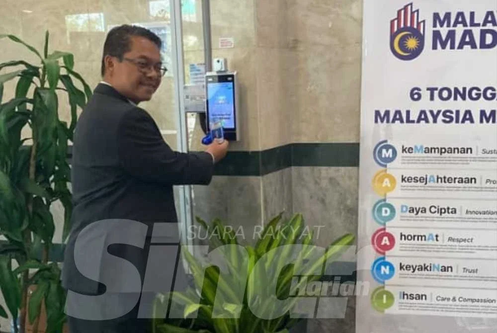 Mustapha mengimbas kad perakam waktu ketika memulakan tugas rasminya sebagai Menteri Sabah Sarawak pada Rabu