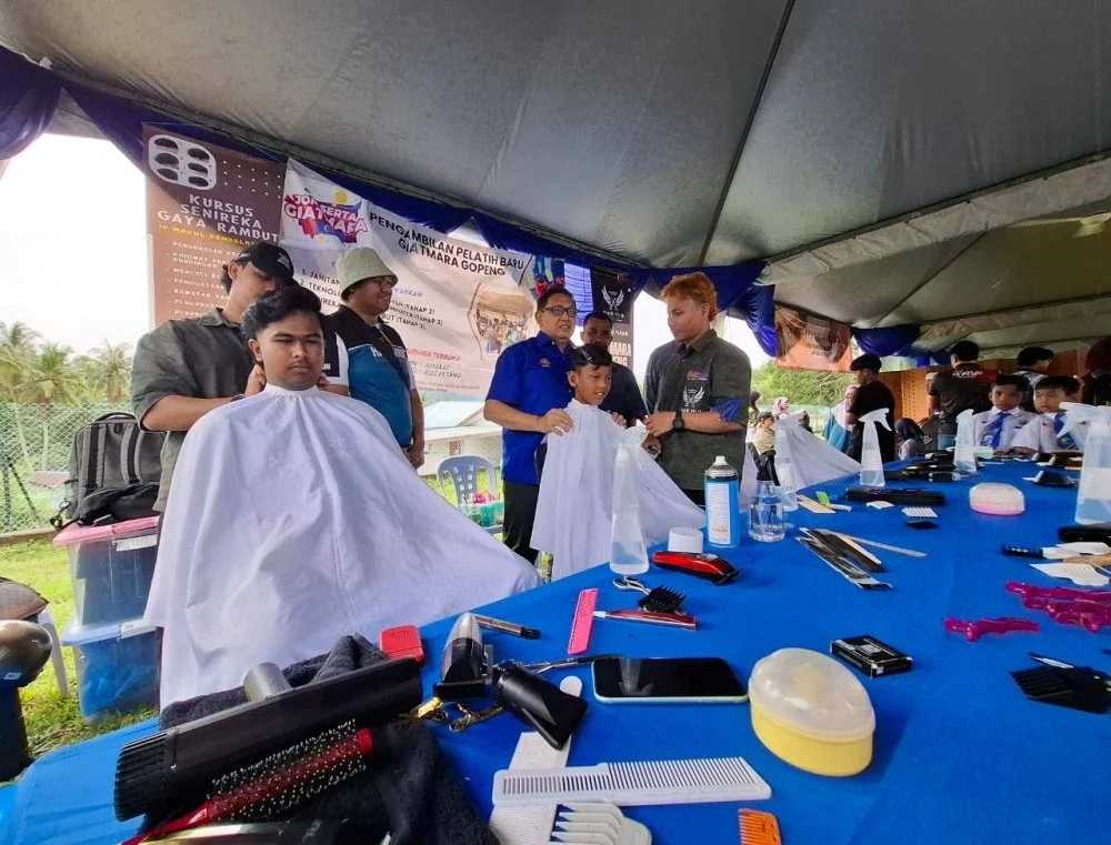 Perkhidmatan guntung rambut yang dikendalikan pelatih-pelatih GiatMara antara aktiviti yang mendapat sambutan.