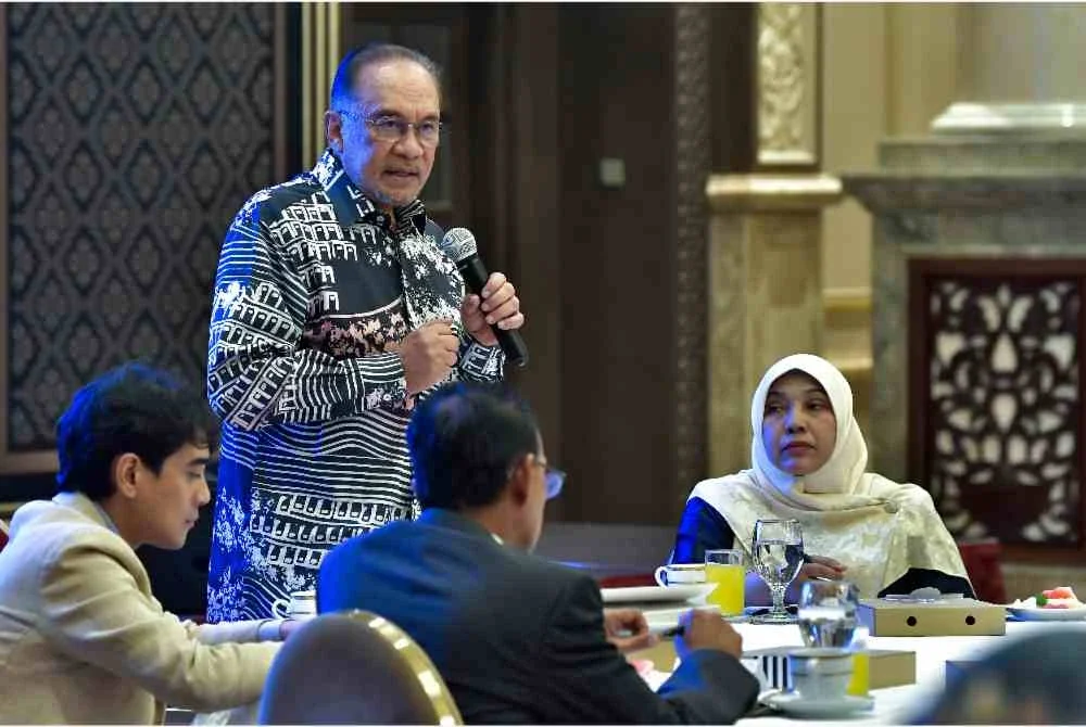 Anwar menjawab soalan yang diutarakan pengamal media pada Majlis Taklimat Perdana Menteri Bersama Ketua-ketua Pengarang Media Tempatan dan Antarabangsa (Imbasan 2025) di Kompleks Seri Perdana, pada Rabu. Foto Bernama