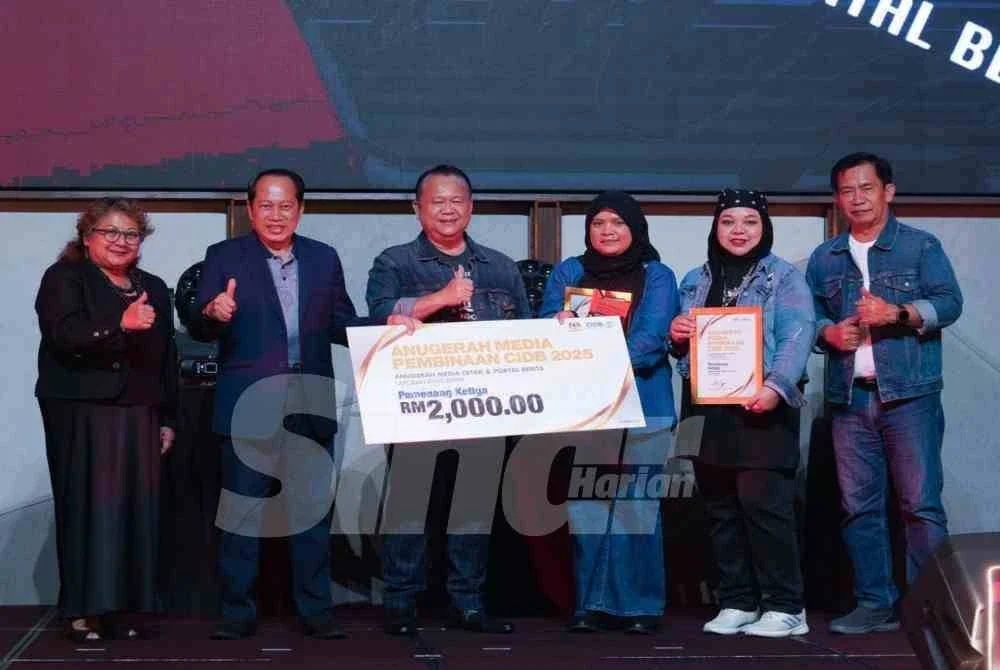 Sinar Harian merangkul tempat ketiga di Malam Media KKR dan Anugerah Media Pembinaan CIDB, di sini pada Rabu. FOTO SINAR HARIAN-ROSLI TALIB.