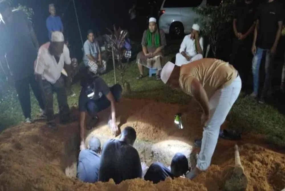 Jenazah mangsa maut akibat ditetak cucu selamat dikebumikan. Foto ihsan pembaca