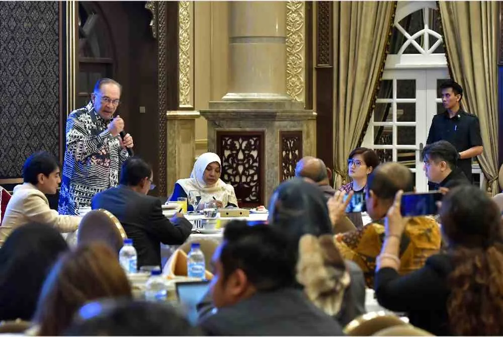 Anwar menjawab soalan yang diutarakan pengamal media pada Majlis Taklimat Perdana Menteri Bersama Ketua-ketua Pengarang Media Tempatan dan Antarabangsa (Imbasan 2025) di Kompleks Seri Perdana, pada Rabu. Foto Bernama