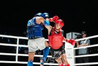 Mikail Ghazali (kanan) mara ke final kategori 57kg Muay Thai lelaki selepas menewaskan wakil Laos, Thongbang Seuaphom yang berusia 36 tahun di separuh akhir.