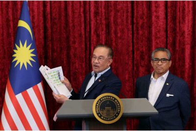 Anwar memperlihatkan senarai jemaah menteri baharu Kerajaan MADANI ketika sidang akhbar khas di Bangunan Perdana Putra, Putrajaya pada Selasa. Foto: Bernama