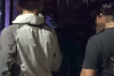 Penguat kuasa JAINJ menahan seorang warga emas disyaki berkhalwat dengan seorang gadis di sebuah rumah teres di Johor Bahru. - Foto JAINJ 