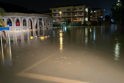 Aktiviti universiti kini lumpuh ekoran kawasan kampus dinaiki air kira-kira satu meter.