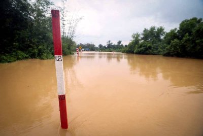 Beberapa sungai utama di Kelantan merekodkan paras air melebihi tahap waspada. 