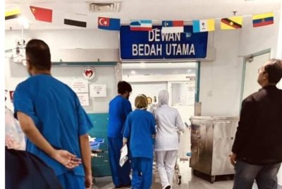 Ahmad Sobri menjalani pembedahan kira-kira hampir dua jam dan selesai pada jam 2 pagi di HKL pada Rabu. FOTO FB MHAZRIQ FAHIMY ABDULLAH