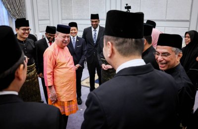 Yang di-Pertuan Agong, Sultan Ibrahim berkenan beramah mesra selepas Istiadat Pengurniaan Surat Cara Pelantikan dan Istiadat Mengangkat Sumpah Jawatan dan Setia serta Sumpah Simpan Rahsia Menteri dan Timbalan Menteri Persekutuan di Istana Negara. Foto Bernama 