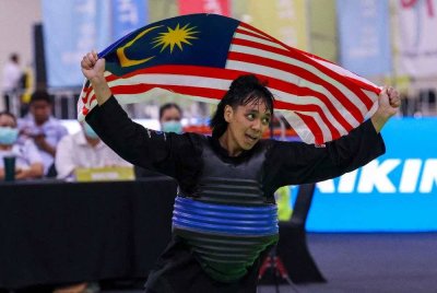 Pesilat negara, Ummi Mashitah Hassan mencipta kejayaan cukup membanggakan, apabila merangkul pingat emas kelas C wanita (55-60 kilogram (kg)) pada Sukan SEA Thailand 2025 di sini, meskipun hanya baru dua tahun menceburi sukan silat. Foto Bernama 