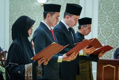 Marhamah (kiri) mengangkat sumpah jawatan dan setia serta sumpah simpan rahsia menteri dan timbalan menteri Persekutuan pada Istiadat Pengurniaan Surat Cara Pelantikan dan Istiadat Mengangkat Sumpah Jawatan dan Setia serta Sumpah Simpan Rahsia Menteri dan Timbalan Menteri Persekutuan di Istana Negara hari ini. Foto Bernama