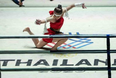 Atlet Muay Thai negara, Angie Yan Jia Chi ketika membuat persembahan bagi acara wai kru wanita Sukan Sea Thailand 2025 di Lumpinee Boxing Stadium, pada Rabu. Foto Bernama 