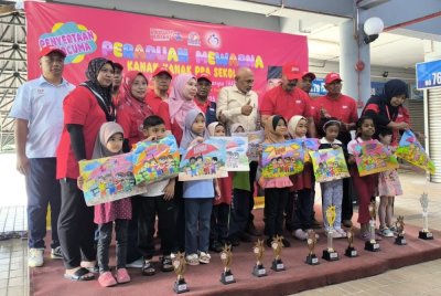 10 murid pra sekolah yang dinobatkan menjuarai Peraduan Mewarna Kanak-Kanak Pra Sekolah sempena HARA 2025.