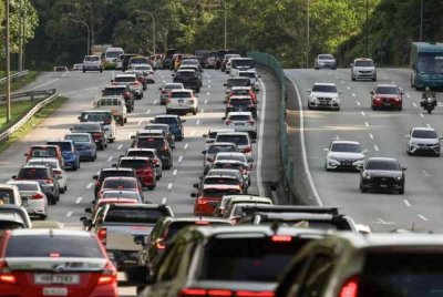 PLUS menjangkakan peningkatan aliran trafik hingga 2.2 juta kenderaan sehari di lebuh raya kendaliannya pada hari puncak 19, 20, 22, 23, 24, 26 dan 27 Disember ini sempena cuti persekolahan akhir tahun dan perayaan Krismas. Gambar hiasan 