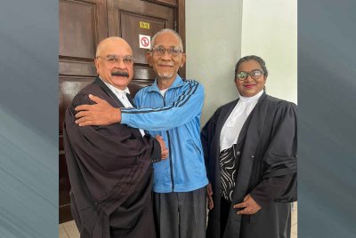 Aminuddin memeluk Subramaniam Nair di luar mahkamah sebaik dilepaskan dan dibebaskan daripada tuduhan mengedar dadah. 