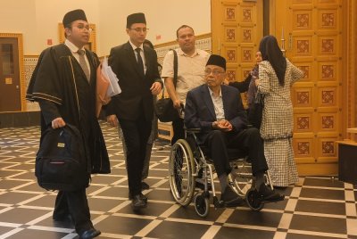 Shamsuddin berkerusi roda hadir ke Mahkamah Tinggi Syariah Putrajaya pada Rabu bagi prosiding pengesahan hibah kepada dua anak lelakinya, hampir 30 tahun lalu.