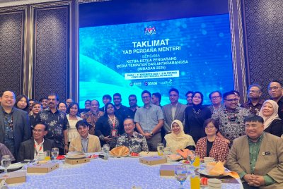 Anwar (duduk, tiga dari kiri) bersama ketua-ketua pengarang media tempatan dan antarabangsa di Putrajaya pada Rabu