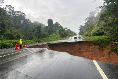 Keadaan jalan runtuh di laluan Aring 8–Kenyir susulan hakisan tanah. 