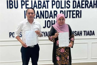 Aznan (kiri) menunjukkan laporan polis dibuat terhadap Fahmi Reza.