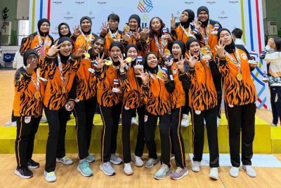 Skuad bola jaring negara terus mengukuhkan kedudukan terbaik di Asia Tenggara apabila mengekalkan pingat emas Sukan SEA kali ketiga berturut-turut, menundukkan musuh tradisi, Singapura, pada Rabu.