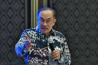 Anwar menjawab soalan yang diutarakan pengamal media pada Majlis Taklimat Perdana Menteri Bersama Ketua-ketua Pengarang Media Tempatan dan Antarabangsa (Imbasan 2025) di Kompleks Seri Perdana, pada Rabu. Foto Bernama 