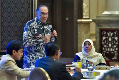 Anwar menjawab soalan yang diutarakan pengamal media pada Majlis Taklimat Perdana Menteri Bersama Ketua-ketua Pengarang Media Tempatan dan Antarabangsa (Imbasan 2025) di Kompleks Seri Perdana, pada Rabu. Foto Bernama