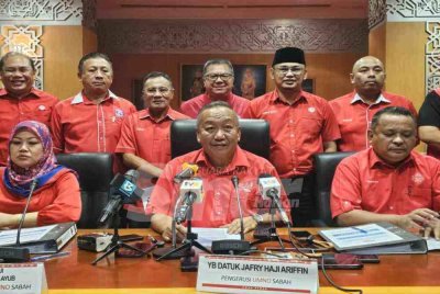 Jafry (duduk,tengah) semasa sidang akhbar di Bangunan UMNO Sabah, di sini, pada Rabu malam.
