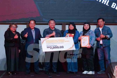 Sinar Harian merangkul tempat ketiga di Malam Media KKR dan Anugerah Media Pembinaan CIDB, di sini pada Rabu. FOTO SINAR HARIAN-ROSLI TALIB.