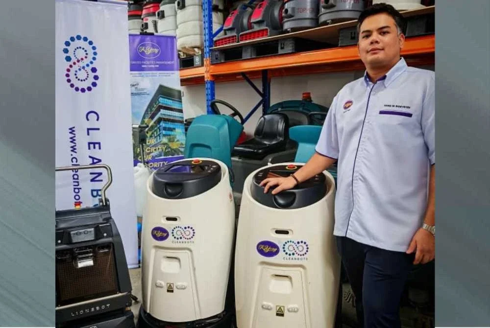 Yang Mohammad Rosyeidi bersama Ecobot Scrubber 50