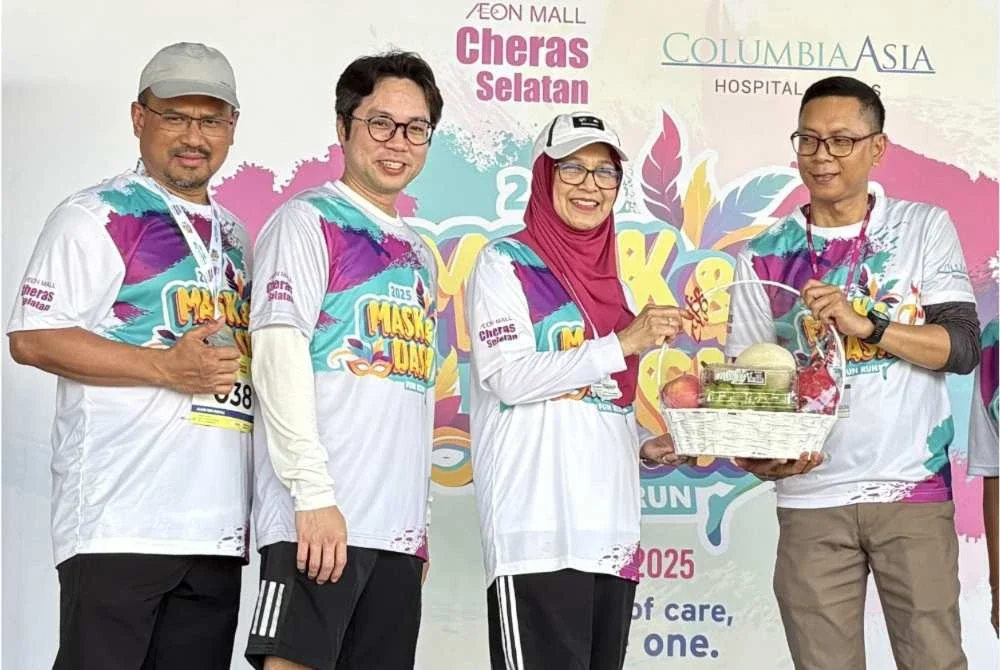 Engku Marina (dua dari kanan) selepas menyertai Mask & Dash 5KM Fun Run yang julung kali diadakan di Cheras, Kuala Lumpur, baru-baru ini
