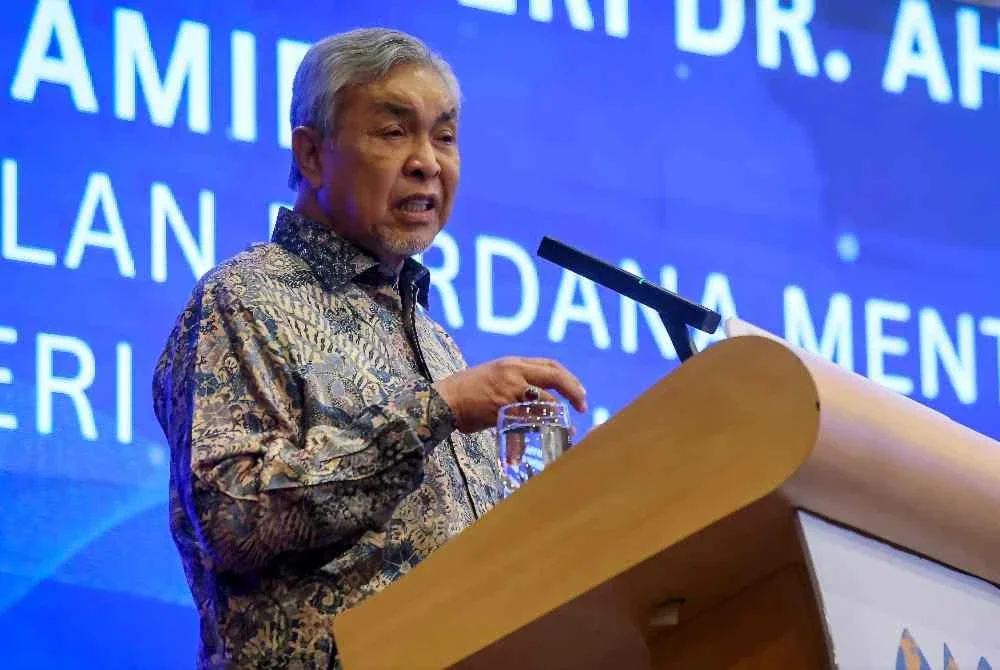 Ahmad Zahid berucap pada Majlis Makan Malam Mesyuarat Agung Perwakilan Tahunan Kali Ke-43 Koperasi Peserta- Peserta Felcra Malaysia Berhad di World Trade Centre, Kuala Lumpur malam ini. Foto Bernama
