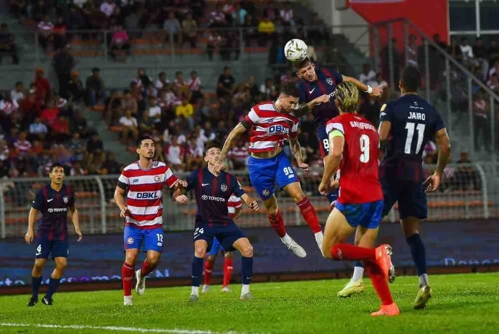 Pemain Johor Darul Ta'zim FC (JDT), Manuel Federico Hidalgo menanduk bola ke arah gawang gol Kuala Lumpur City FC (KL City) pada saingan Liga Super di Stadium Kuala Lumpur Cheras malam ini. Foto Bernama