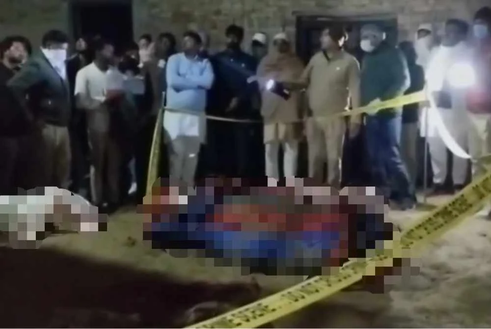 Pasukan polis berjaya mengeluarkan ketiga-tiga mayat daripada lubang tersebut. Tangkap layar gambar daripada sumber video NDTV