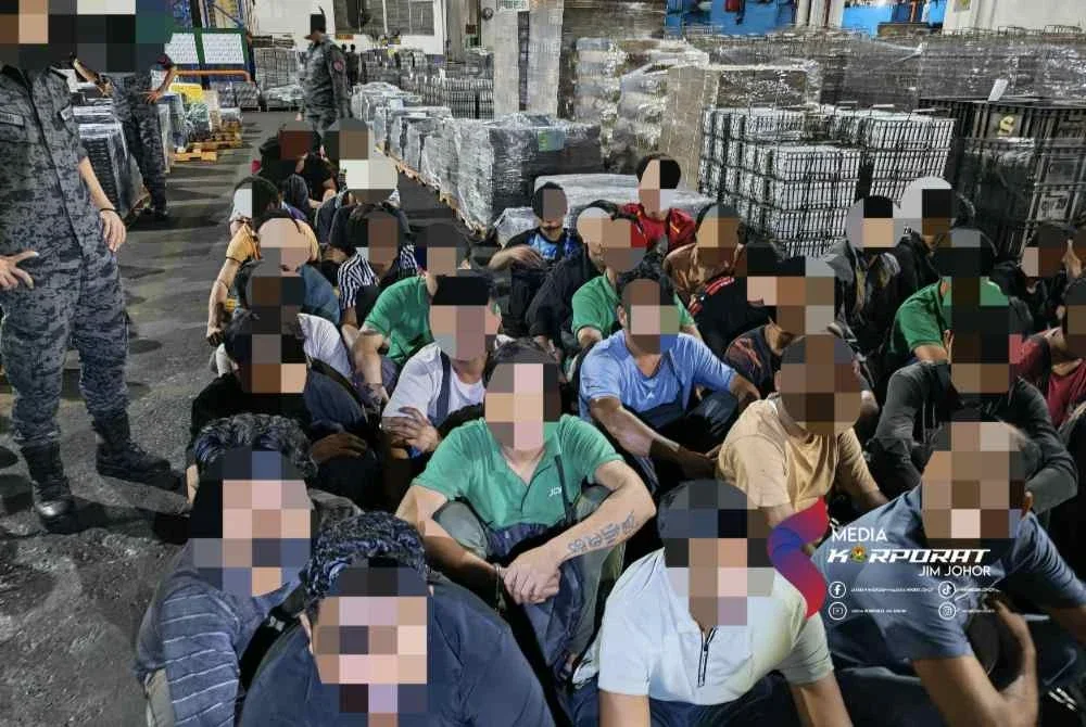 Antara warga asing yang ditahan selepas Imigresen menyerbu sebuah kilang komponen komputer di kawasan Perindustrian Tebrau, Johor Bahru. Foto JIM Johor