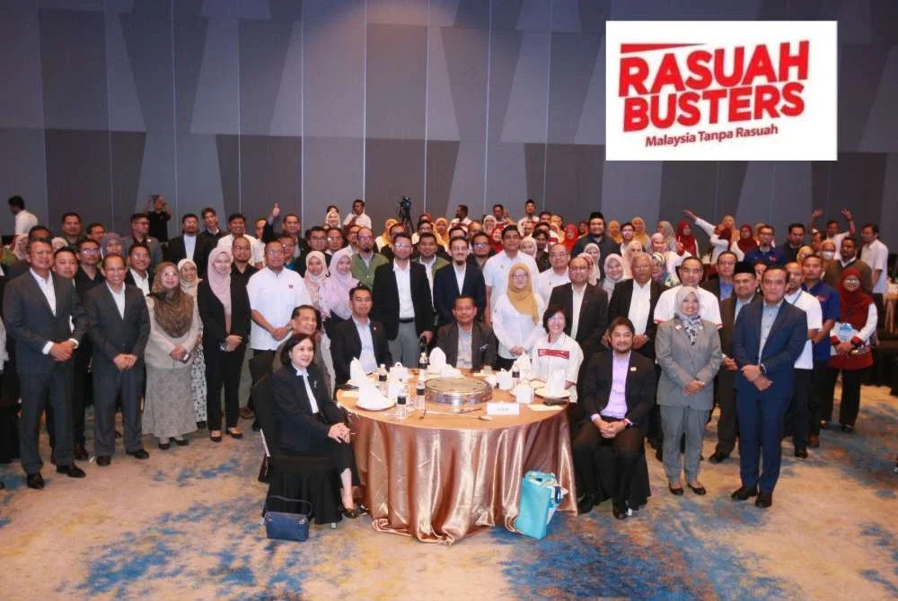 Ahmad Fadzli (duduk, tiga kanan) dan Saipolyazan (duduk, tiga dari kiri) selepas merasmikan buku OACP pada Hari Integriti Kumpulan MBI Selangor 2025 di Klang, pada Selasa.