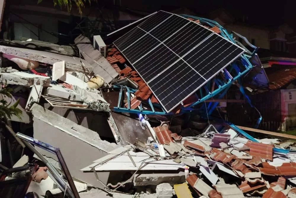 Struktur bahagian hadapan sebuah rumah teres di Taman Pinggiran Senawang runtuh.