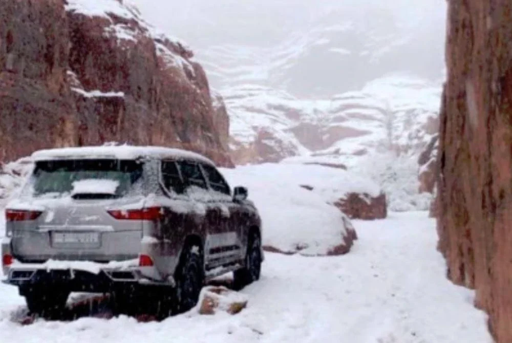 Sebuah kenderaan diliputi salji.Foto: Agensi