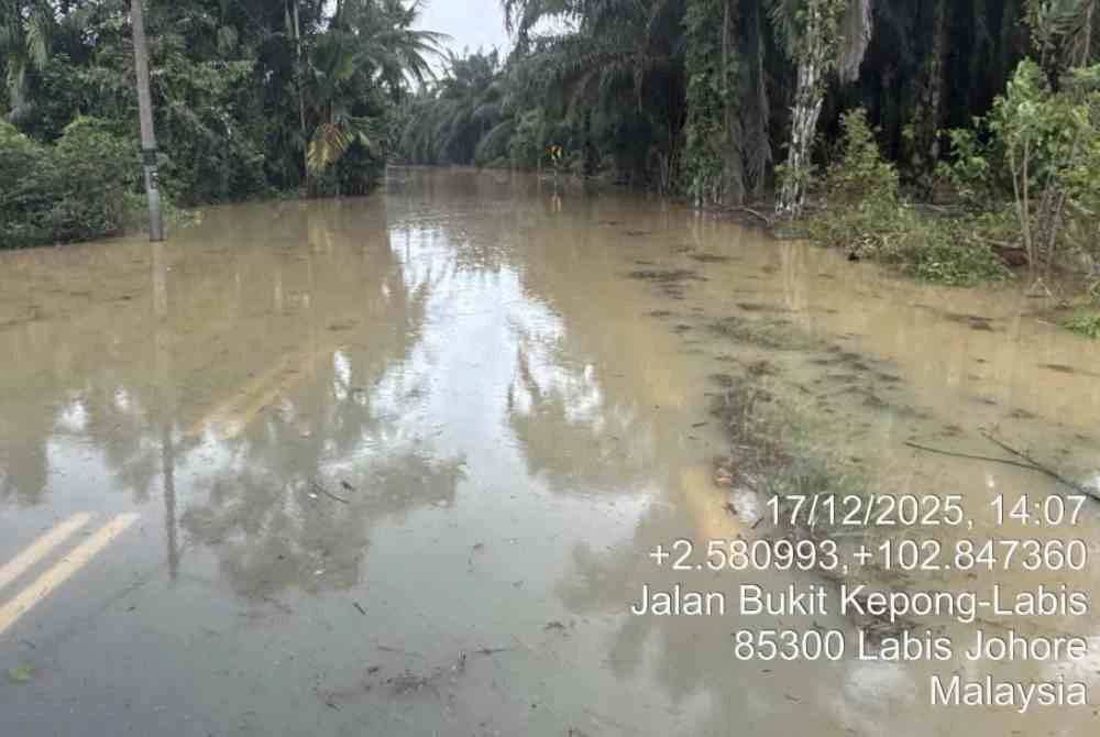 Jalan Jabi-Bukit Tempurong ditutup untuk kenderaan ringan dan berat. Foto Fb JKR Segamat