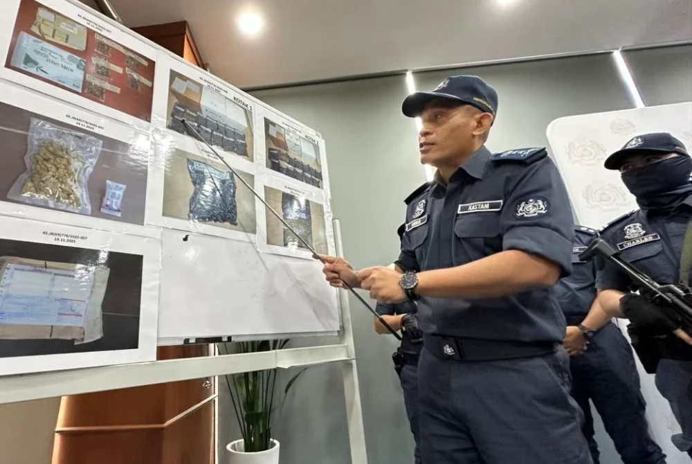 Amirul Izmeer menunjukkan gambar bungkusan yang mengandungi bunga ganja pada sidang akhbar di Menara Kastam, Johor Bahru.