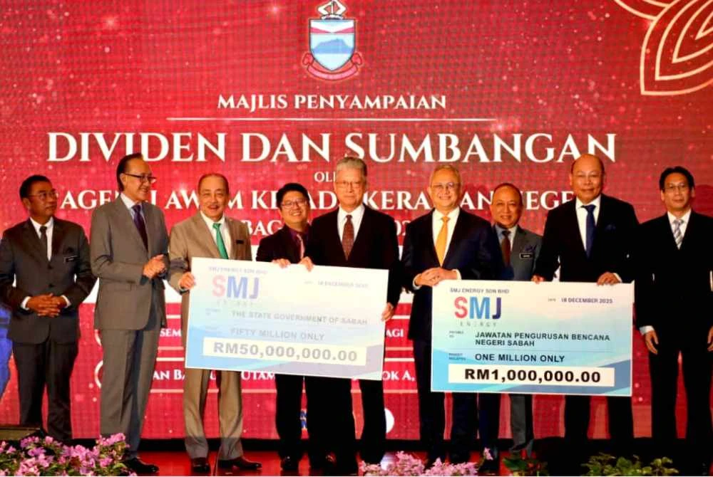 Hajiji (tiga dari kiri) menerima replika cek daripada SMJ Energy Sdn Bhd di Kota Kinabalu.