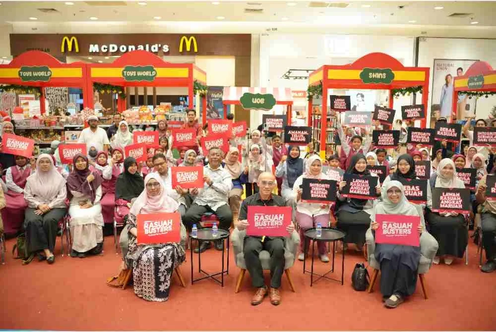 Duduk dari kiri, Ketua Pegawai Eksekutif Yayasan Sinar Untuk Malaysia – Rasuah Busters, Nurhayati Nordin, Awgkok Ahmad Taufik dan Ahli Jawatankuasa Pusat IKRAM, Dr Sabariah Baharun, merangkap Pengarah Mini Karnival HARA 2025 ketika merasmikan sambutan HARA 2025.