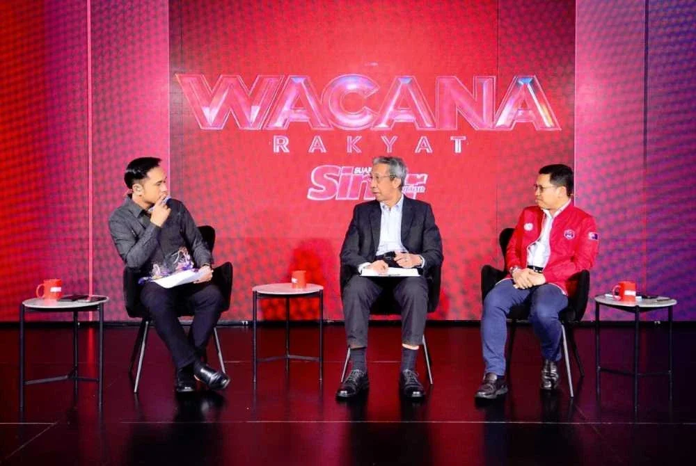 Kok Seong (tengah) ketika dalam Wacana Sinar ke-484 bertajuk UEC: Apa solusi di sebalik kontroversi? di Studio F, Kompleks Kumpulan Karangkraf pada Rabu.